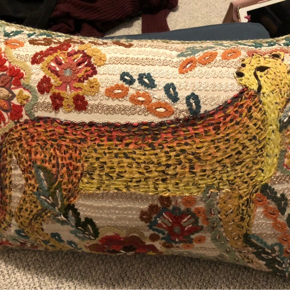 Jewel of Mumbai decorative pillows - Picture 4 of 5